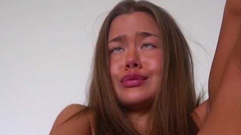 הלטינית השחומה מראה לנו איך היא אוהבת לאונן