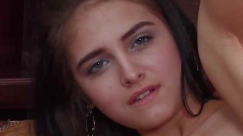 זואי קוש הצעירה והקטנה מנגנת עם ויברטור